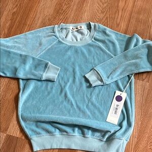 AMO Women’s Cropped Velour Top